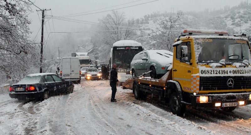 Shi dhe debore. Ne veri e juglindje ka probleme ne rruge. Permbytje ne Vlore